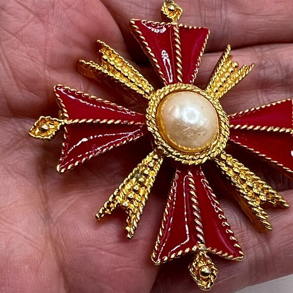 St JOHN Vintage Maltese CROSS Crest BROOCH Pin Red Enamel Faux Pearl Cab Jewelry - Picture 4 of 7